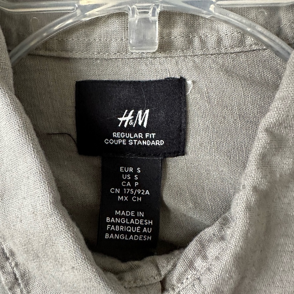 H&M Gray Casual Button Down Shirt with Relaxed Fit - Picture 4 of 4